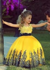 Elegante vestido de fiesta amarillo para niñas.