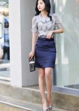 Blå pencil nederdel i kombination med en grå bluse