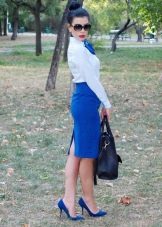Modrá ceruzková sukňa v kombinácii s bielou košeľou