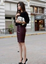 Penampilan formal dengan skirt pensil berpinggang tinggi