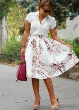 Ljetna polusunčana suknja ispod koljena s cvjetnim printom