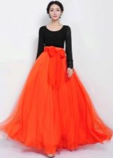 Duga šifonska suknja s narančastom mašnom