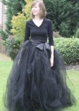 Pahuljasta duga crna suknja s mašnom