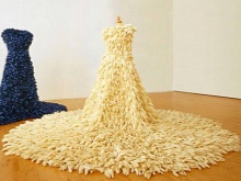 Gaun pengantin yang diperbuat daripada sarung tangan getah