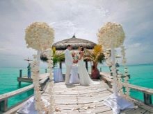 Hát nélküli esküvői strandruha