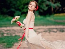 Bouquet per un abito da sposa con un nastro rosso