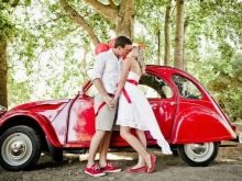 Esküvői ruha piros övvel és piros autóval