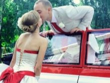 Brautkleid mit roter Schleife und Auto