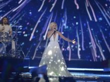 Pakaian bercahaya Polina Gagarina di Eurovision 2015