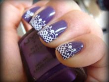 Purple manicure na may puting puntas