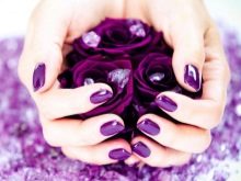 Manucure violette sous une robe violette