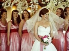 Gaun pengiring pengantin dalam warna pink