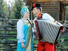 Brautkleid im russischen Volksstil mit blauen Elementen
