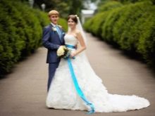 Imej perkahwinan pengantin baru dalam warna biru