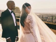 Gaun pengantin Kim Kardashian pandangan belakang