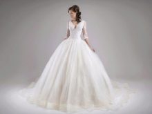 Gaun pengantin yang subur dengan lengan