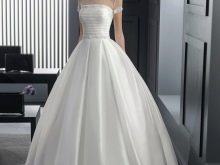Gaun pengantin bengkak dengan lengan pendek