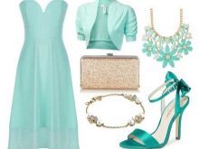 Des accessoires dorés et turquoise pour une robe turquoise