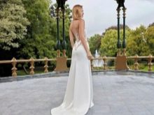Vestuvinė suknelė su atvira nugaros iliuzija