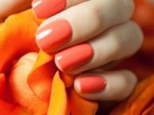 Oranžová manikúra pod hnědými šaty