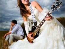 Бяла сватбена рокля в рок стил