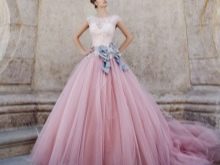 Gaun pengantin dengan selempang ungu