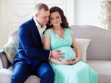 Turquoise jurk voor een fotoshoot van zwangere vrouwen
