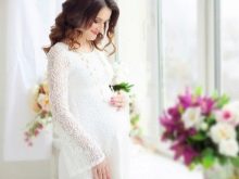 Balta nėriniuota suknelė nėščiųjų fotosesijai