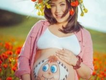 Testfestés egy terhes nő hasán - gyermek Alenka