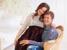 Focení těhotné ženy s manželem ve fotoateliéru