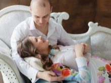 Fotoshoot van een zwangere vrouw met haar man in een fotostudio