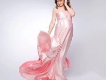 Sewa gaun merah jambu untuk wanita hamil untuk sesi foto