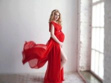 Rode jurk te huur voor een zwangere vrouw voor een fotoshoot