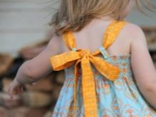 Bandjes strikken op een jurk voor een meisje