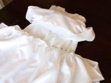 Een rok naaien aan het lijfje van een doopjurk