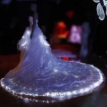 Gaun pengantin yang bergaya dengan pencahayaan