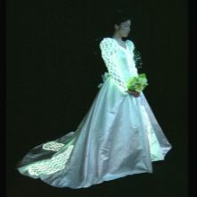 Švytinti vestuvinė suknelė