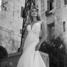 Gaun pengantin David Hasbani dengan sisipan renda