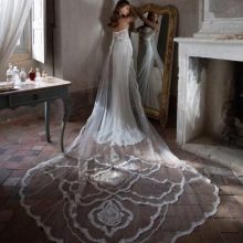 Brautkleid mit Schleppe von Tarik Ediz