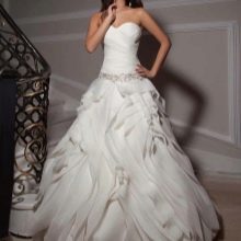 Váy cưới thiết kế pha lê