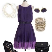 Purple dress na may itim na accessories
