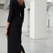 Gaun hitam petang dengan punggung terbuka