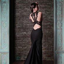 שמלת ערב שחורה עם רצועות בגב
