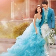 Blauwe trouwjurk met de outfit van de bruidegom