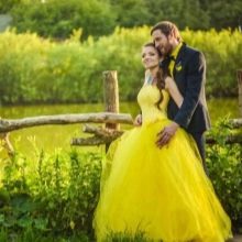 Vestido de noiva amarelo em harmonia com a roupa do noivo