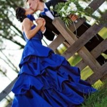 Vestido de novia azul en armonía con el atuendo del novio