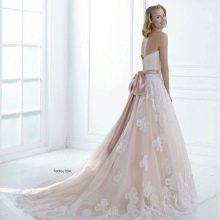 Gaun pengantin A-line dengan belakang terbuka