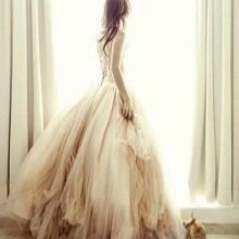 Exuberante vestido de novia color marfil de gasa