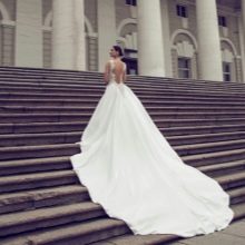 فستان زفاف طويل من تصميم نوريت هين