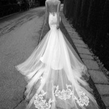 Alessandra Rinaudo 2016 metų vestuvinė suknelė su traukiniu ir nėriniais